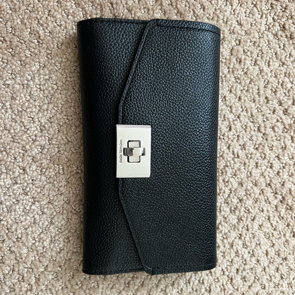 Michael Kors Large Wallet in Black. Excellent Condition.